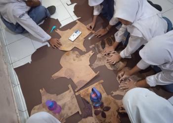 Penumbuhan Jiwa Wirausaha Melalui Pelatihan Pengolahan Limbah Kertas Kantung Semen Menjadi Produk Tas Seamless Dengan Teknik Ecoprint Pada SMK Negeri 2 Godean